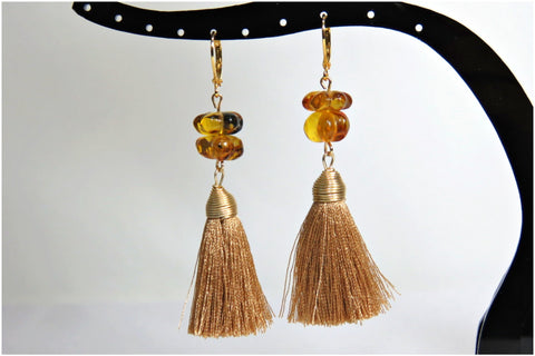 ARETES DE ÁMBAR CON POMPONES (MOD. NC-025)